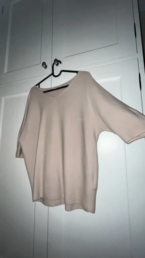 Trekvarts stickad tröja  - Fin stickad trekvarts tröja från Uniqlo. Aldrig använd. Beige. S/M