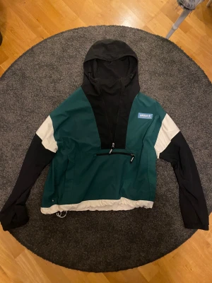 Adidas Adventure vindjacka L - Säljer en Adidas Adventure vindjacka i storlek L.  Huva och half zip framtill. Midjan går att justera Perfekt för dig som gillar streetwear och sportig stil. Jackan kostade kring 1000 lappen ny
