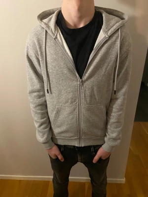 Grå hoodie med dragkedja och huva från Jack & Jones - Snygg grå hoodie med dragkedja framtill och två fickor. Tröjan har huva med snörning | Storlek XS men sitter som en S | Skick 9,5/10 använd fåtal gånger | 