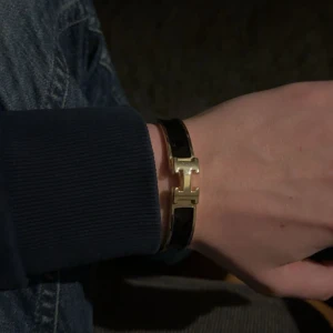 H Armband  - Säljer nu detta H Armband i fint skick! Hör av för minsta fundering😀