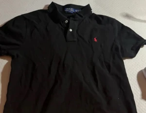 Ralph lauren piké  - Säljer nu en piké som har används till en skol av slutning så använd 1 gång och sedan blivit för liten kan gå ner i pris vid snabb affär 