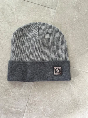 Grå mössa - Helt ny, fast pris.