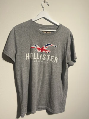 Hollister Grå T-Shirt - Hej! Säljer nu denna väldigt snygga Hollister T-Shirten. Storlek S Small   Färg: Grå  Skick: Mycket gott – endast använd vid enstaka tillfällen  Skickas spårbart eller hämtas upp efter överenskommelse. Vid intresse – hör gärna av dig.  Skriv vid frågor eller ifall du vill ha fler bilder:) 