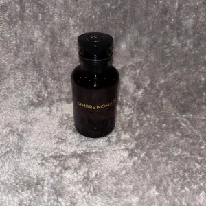 Louis Vuitton Ombre Nomade parfym - Lyxig parfym från Louis Vuitton, Ombre Nomade. Snygg och stilren flaska med tillhörande förpackning. Perfekt för dig som vill sticka ut med exklusiva accessoarer. Perfekt vinterperfym. 