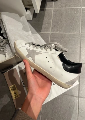 Golden Goose vit sneaker med stjärna - Hej! Säljer nu dessa väldigt fräscha skor från golden goose || Det är i princip helt nya || box, dustbag och orderbekräftelse tillkommer || Hör av dig vid frågor eller funderingar!!🌟👏