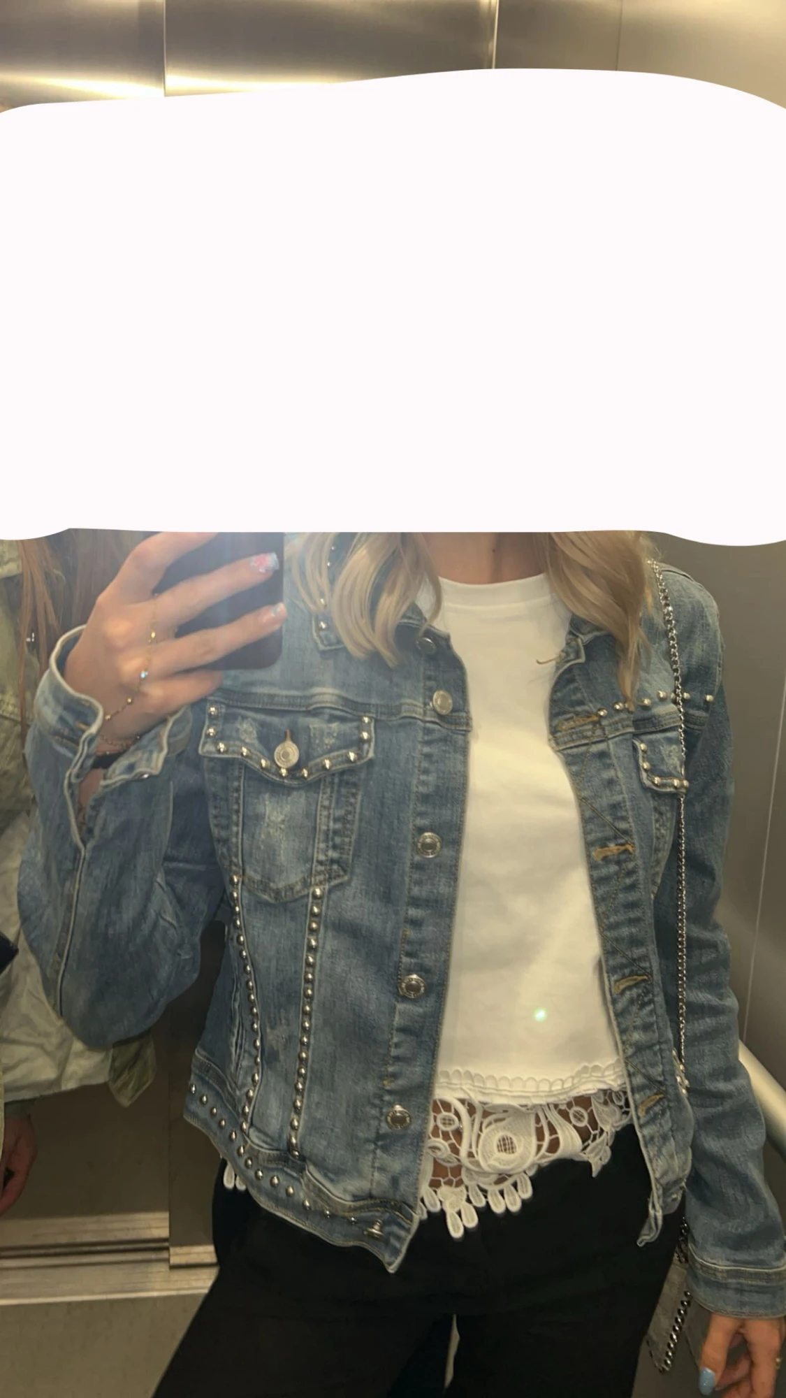 Blå jeansjacka med nitar