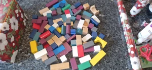 Träklossar olika former - Stort set med 90st färgglada träklossar i olika former och storlekar. Perfekt för kreativt byggande och lek. Klossarna är i gott skick med mindre slitage på vissa kanter. Innehåller både klassiska och unika former för extra variation, se sista bild för lite exempel. 