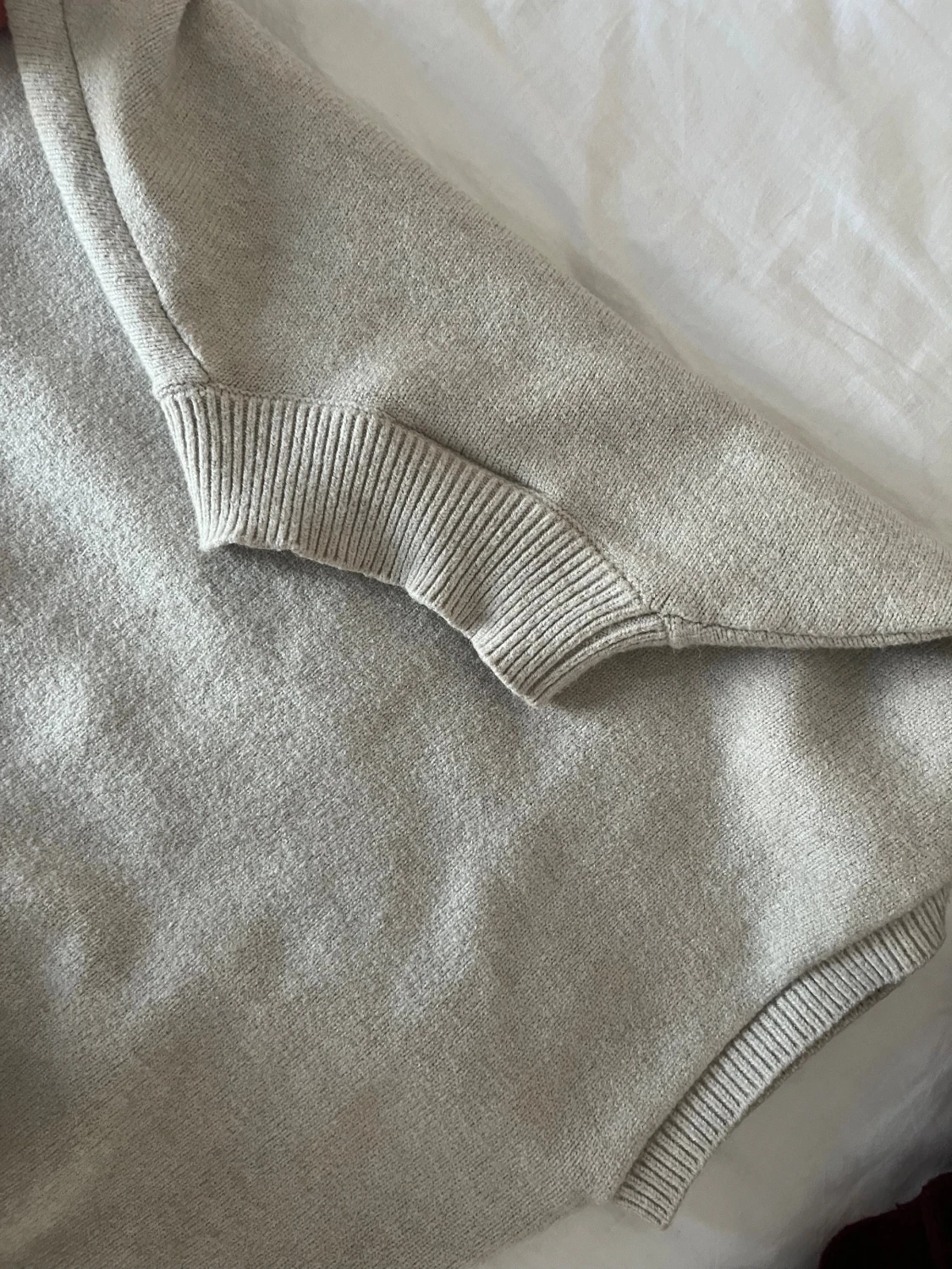 Beige stickad väst med hög krage - 1