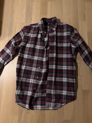 Rutig skjorta från Ralph Lauren - Snygg rutig skjorta från Ralph lauren. Och har en normal passform. Skick 9/10 andvänd fåtal gånger.