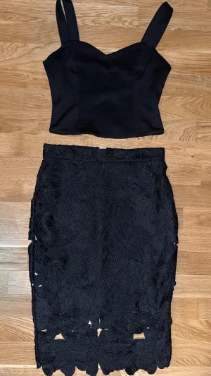 Snygg Set / Svart croppad korsett-topp 36/S - Kjol -  Lindex  Topp - New Yorker / Svart croppad korsett-topp