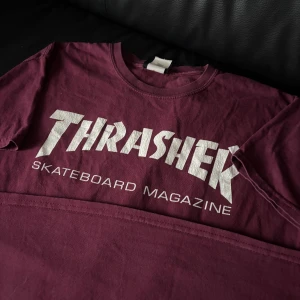 Trasher T-shirt - Säljer mina gamla skatekläder! Snygg vinröd trasher T-shirt!