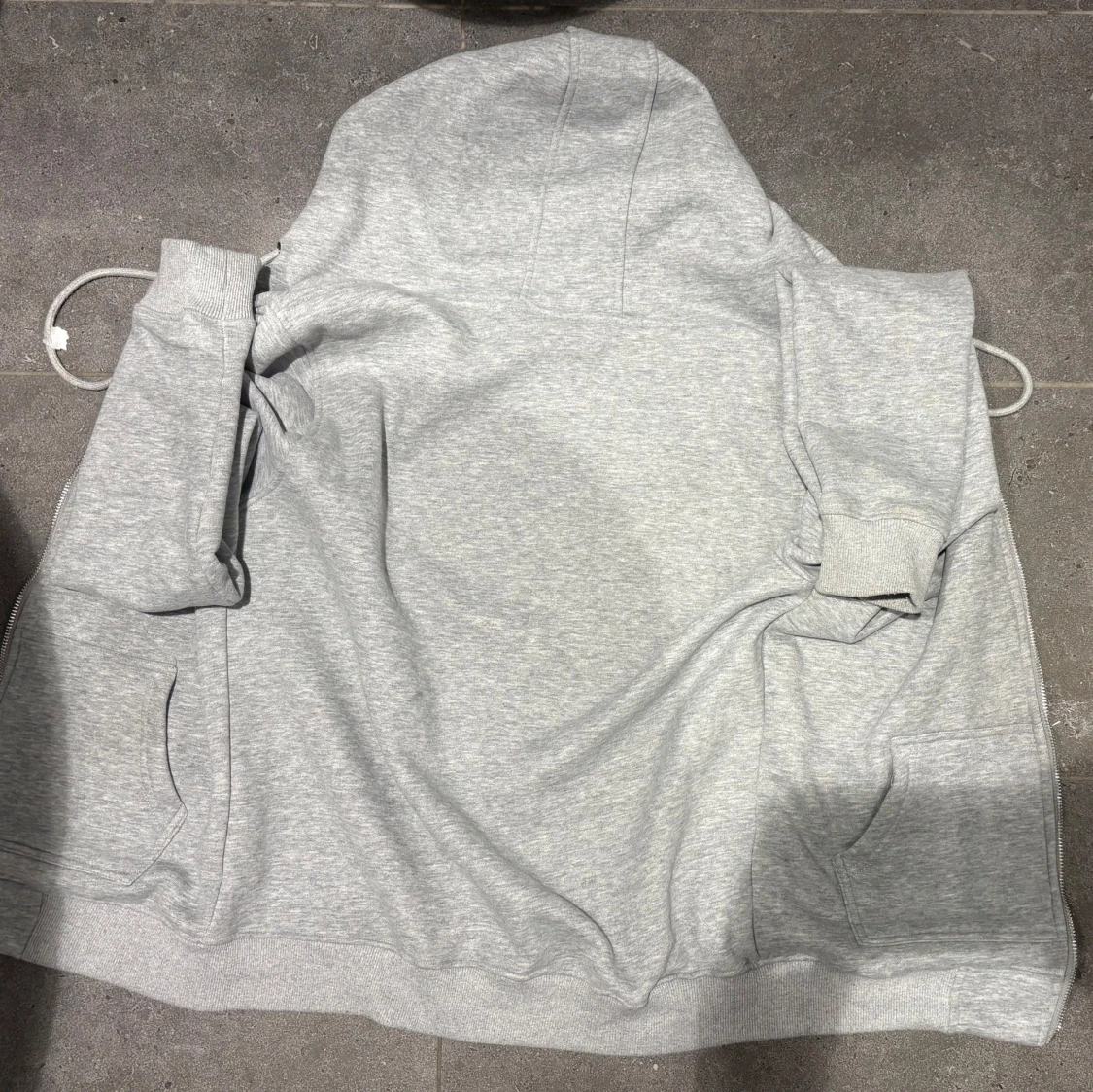 Grå hoodie från Burberry med dragkedja - 2