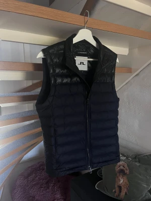 J.lindeberg väst - Hej, säljer nu denna eftertraktade j.lindeberg västen i färgen mörk blå, den är sparsamt använd | dock finns det lite fläckar såsom dricka eller bara vanliga fläckar, som man får från användning men bör gå bort genom en vanlig tvätt (defekter från vardagligt bruk) | Skick skulle jag säga är 7,8/10✅| storlek S (167-170cm)| köpt för 1499 | För mer frågor är det bara att DM:a!!