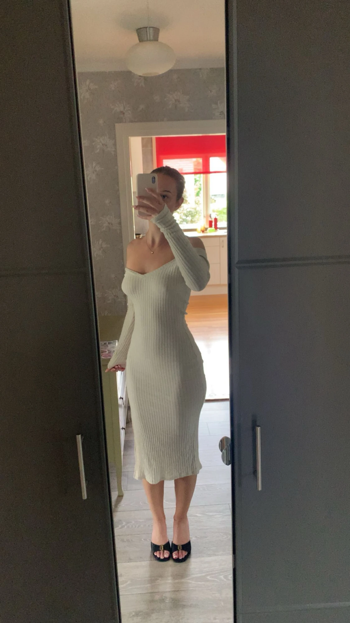 Ljus ribbad offshoulder långklänning