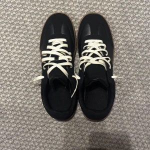 Valmonte Gats  - Svarta gats i storlek 44 helt oanvända. Köpta på Valmonte.se nypris 1400kr