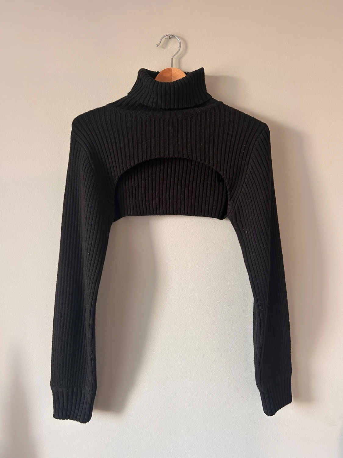 Svart croppad polotröja Divided