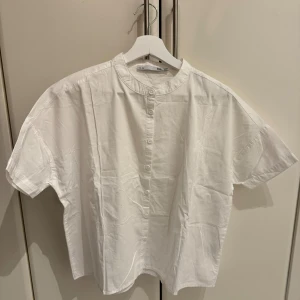 Oversized kortärmad skjorta  - Vit oversized kortärmad skjorta i linneliknande material från Lager 157. 