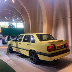 ÄKTA Volvo 850 T-5R (T-Gul) Fälgar - Säljer en uppsättning sällsynta 17 tums Volvo Titan fälgar i färgen antracit. Den 5-ekrada designen ska inte blandas ihop med de senare R fälgarna som är mycket vanligare. Sitter 225/50 sommardäck på med godkänt mönster. Riktig snygga fälgar som inte behöver mycket kärlek för att bli exakt hur de var innan. 65.1 5X108 så de passar på 850, V70 gen1, S60, S70, V70N. Alla hjular är balanserade och det är bara att montera på. Däcken klarar nog en sommar till. INGA SKAMBUD, ENDAST SERIÖS INTRESSERADE