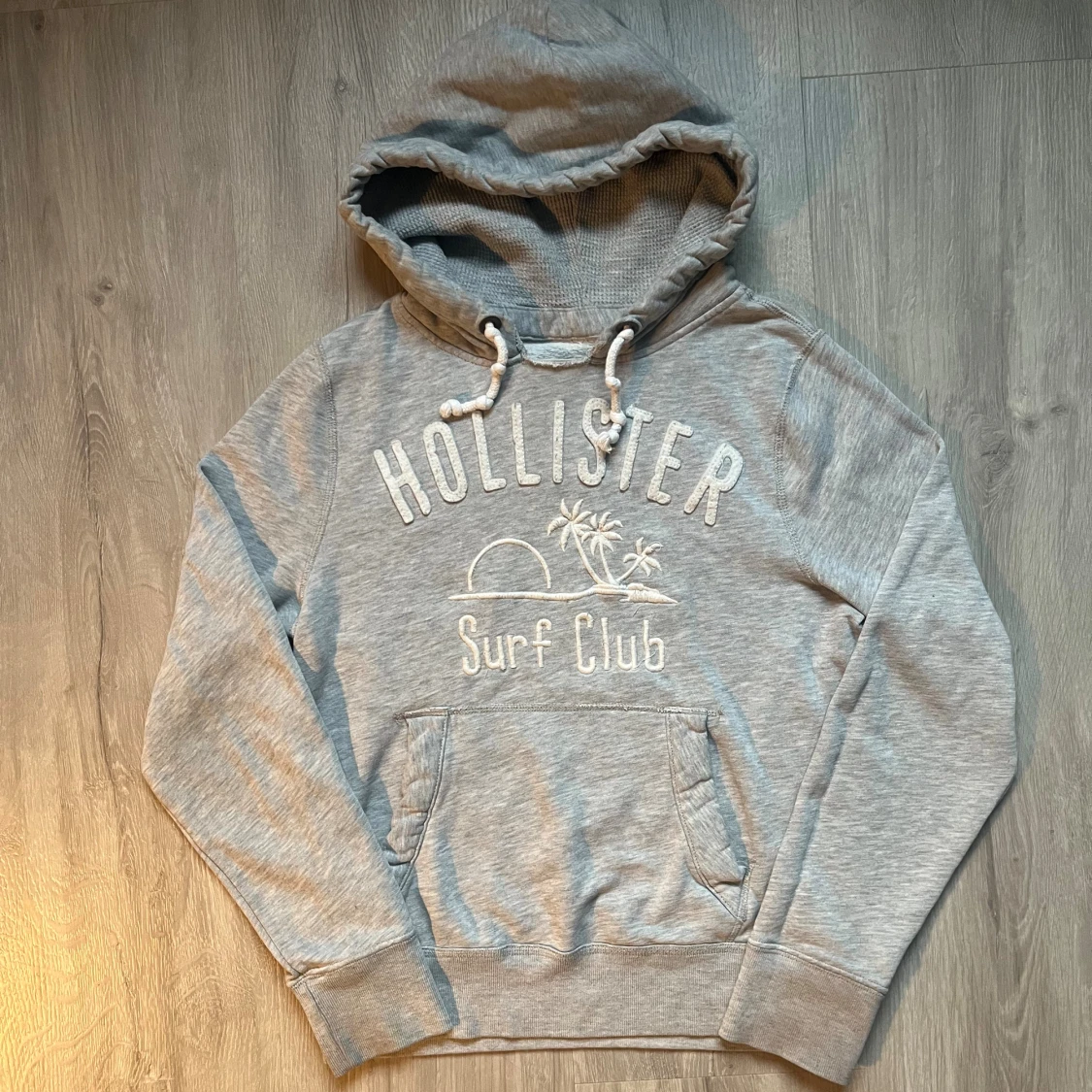 Grå hoodie från Hollister med tryck