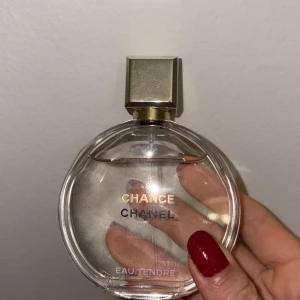 Chanel Chance Eau Tendre parfym - Snygg och stilren parfym från Chanel, Chance Eau Tendre. Perfekt för dig som vill ha en ikonisk flaska i din samling. Passar dig som gillar exklusiva märken och vill sticka ut med en klassiker.