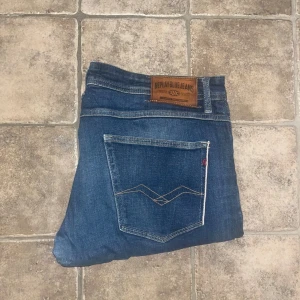 Replay Jeans  - Snygga Replay Blue Jeans med stretch selvedge, klassisk femficksmodell och mörkblå tvätt. Jeansen har raka ben. Storlekslappen saknas, jag bedömer storleken till W36 L32 men utgå från måtten ! Midja 48cm, längd 98cm. JAG SKICKAR EJ FLER BILDER NÄR JAG BÄR JEANSEN! för storleksguide hänvisar jag till måtten och för bättre inblick i passformen rekommenderar jag att googla på modellnamnet. kolla måtten noggrant :) 42