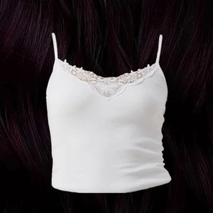 Only Spetslinne  - Linne med spets från Only. Har använts två gånger och är nästan i nyskick. 