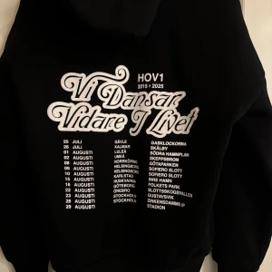 Svart HOV1 hoodie med tryck, strl S - Svart hoodie från HOV1 i storlek S med stor vit tour-tryck på ryggen från deras sista turné. (Den har inte plastförpackningen kvar men är helt oanvänd!) pris går att diskutera 