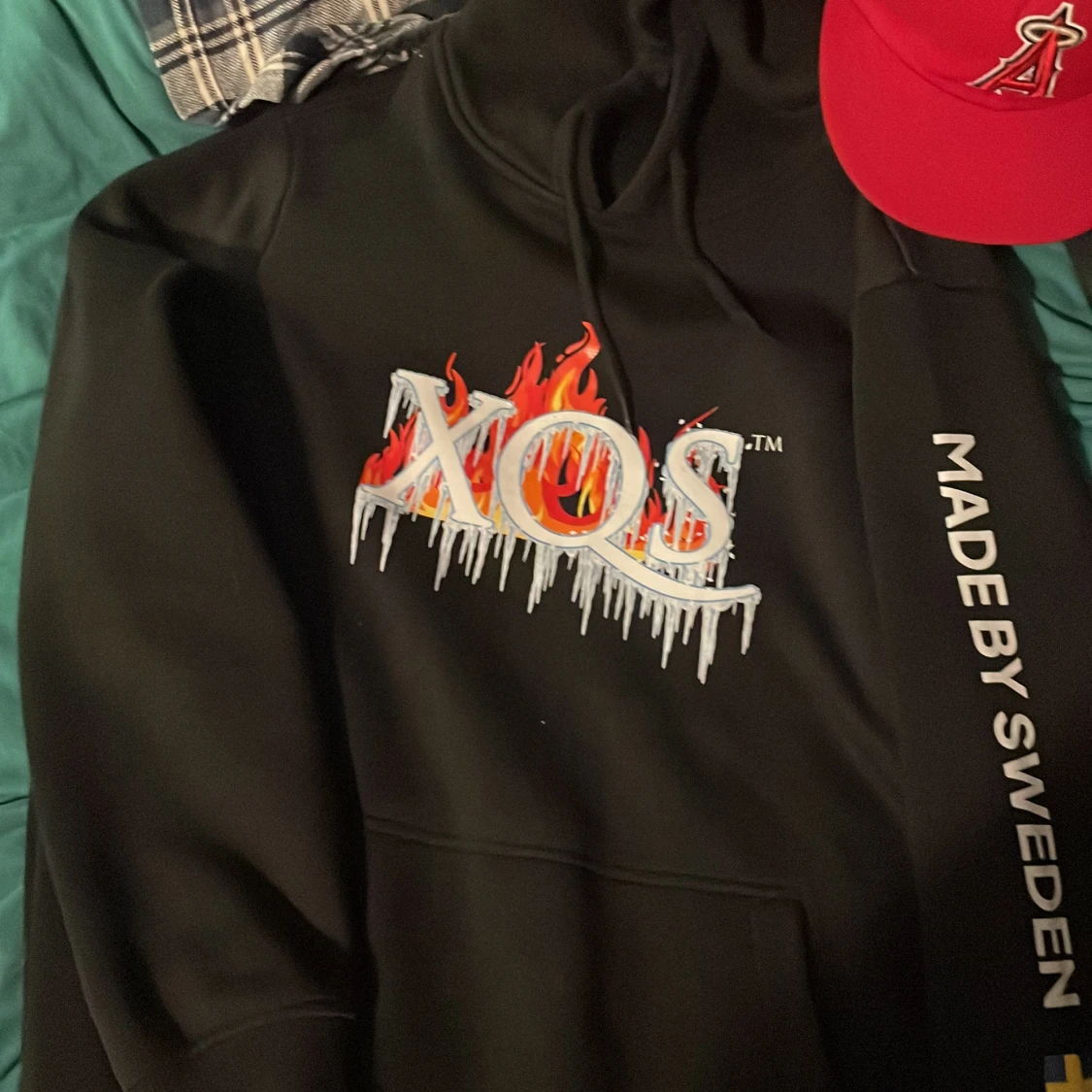 Svart XQS hoodie med flames och tryck, om du vill köpa alla 3 grejer istället! - 1