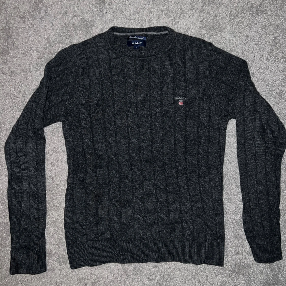 Mörkgrå stickad tröja från Gant