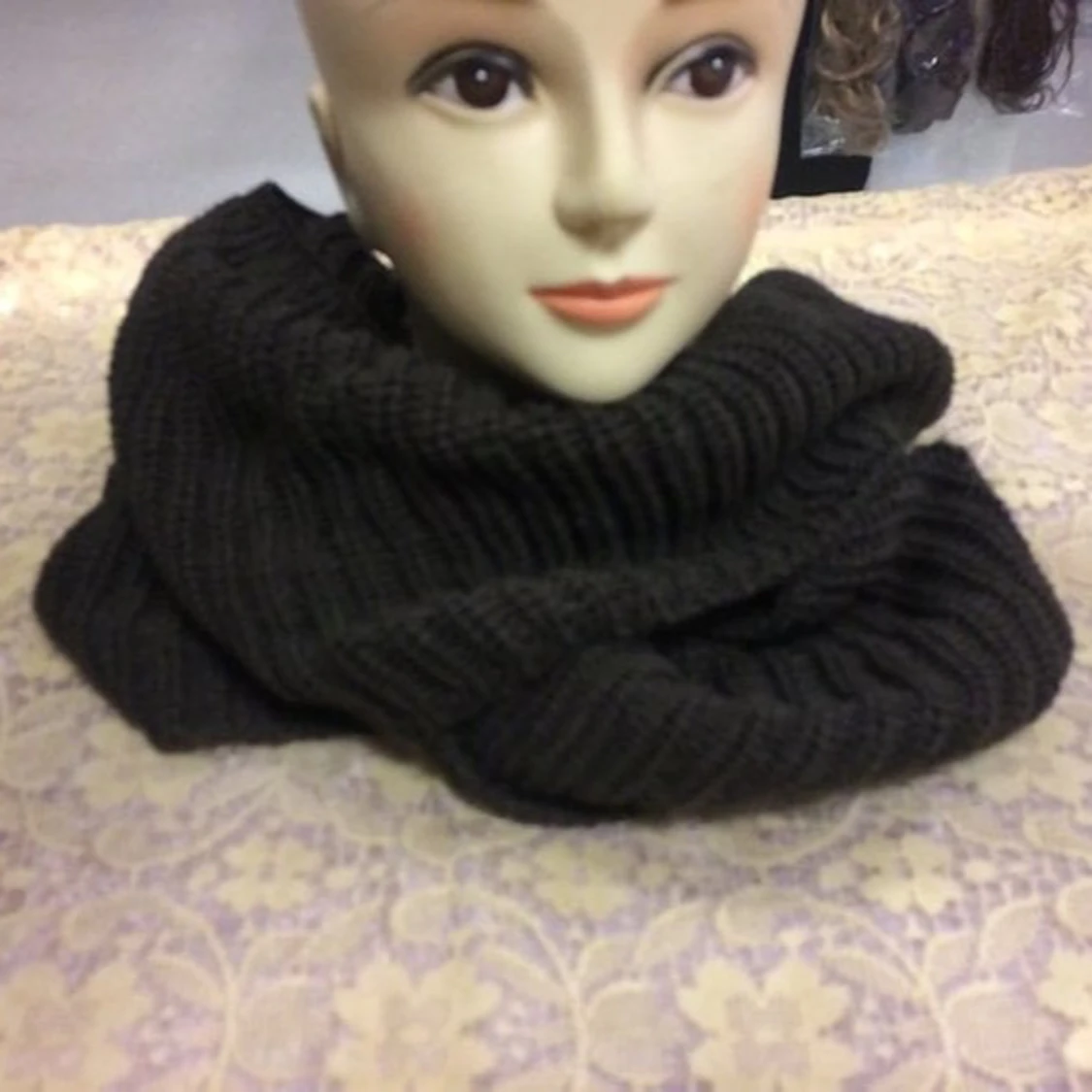 Fyra stickade halsdukar i olika färger - 2