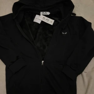 CDG hoodie – svart -  Svart hoodie från Comme des Garçons. Klassisk design med CDG-detaljer. Oanvänd och fräsch.Oanvänd ✅ Fraktas samma dag  Kan alltid diskuteras vid snabb affär 💯 