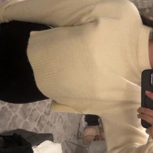 Krämvit stickad tröja från Zara - Supermjuk krämvit stickad tröja från Zara, storlek S men passar även till Xs , jätte bra skick endaste använd 2 gånger 🤍