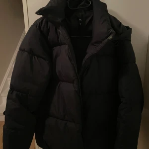 Svart pufferjacka - svart pufferjacka ifrån cubus i storlek S/36. (ej använd)