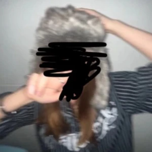 Chicana, 2000s oversize tröja - Svart skjorta från Billabong med vita tunna ränder och stora tryck i vitt framtill och baktill. Skjortan har knäppning hela vägen och klassisk krage. Snygg streetstil med grafiska detaljer och logga. Perfekt till dig som älskar stlarna y2k och Chicana