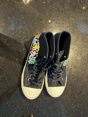 Keith haring skor  - Höga Special edition keith haring skor från HM, storlek 42