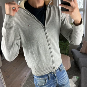 Stickad zip tröja grå  - Stilren och trendig, bra skick. Mått: A:53cm B:43cm C:37cm D:62cm. Skriv vid fundering 😇🙌