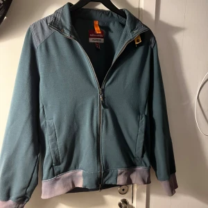 Parajumpers fleece  - Säljer min parajumpers fleece då jag inte har användning för den längre, storlek L men den sitter bra på M också. Skriv gärna frågor