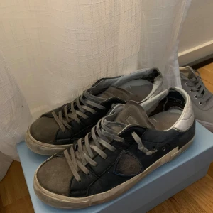 Mörkblå Philippe Models - Säljer nu mina Philippe Models i storlek 42. Skriv gärna vid ytterligare frågor eller funderingar!