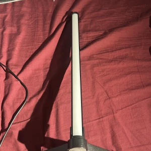 Jula LED-bordslampa 204735 - Snygg och modern LED-bordslampa från Jula, modell 204735. USB-driven (5V 1A), med 18 LED-lampor för starkt och energieffektivt ljus. Lampan är i gott skick, inga synliga defekter eller slitage. Perfekt för skrivbord, hobby eller som dekorationsbelysning.