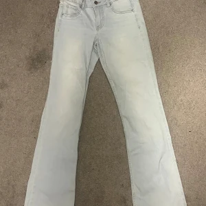 Low waist bootcut jeans - Superfina low waist bootcut jeans från hm i superfin färg💕