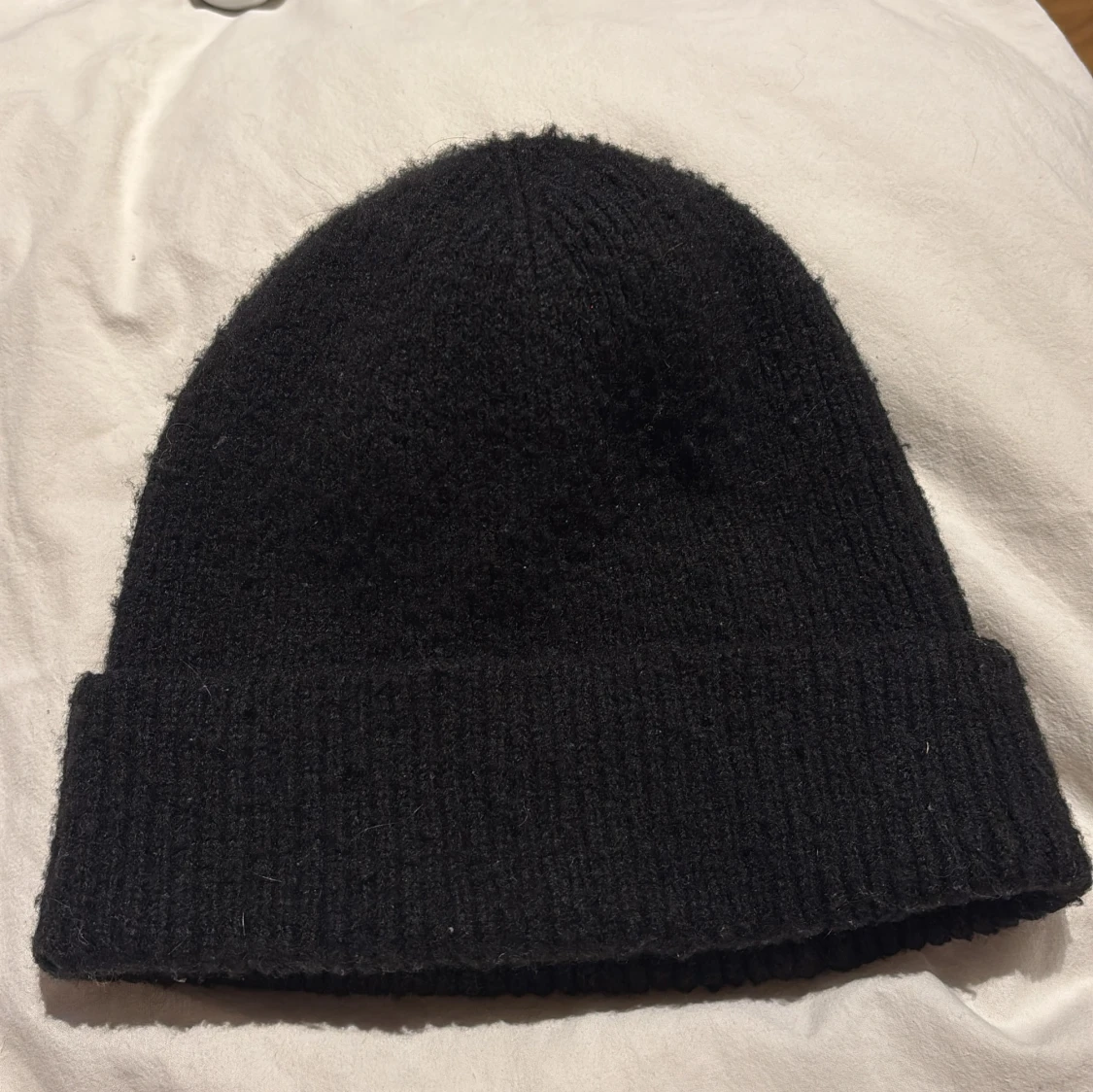 Svart ribbad mössa från KappAhl