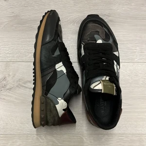 Valentino rockrunners - Hej! Säljer dessa sjukt feta valentino rockrunners//skorna är i strl 41 men passar även större//fint sick på skorna//fråga gärna vid minsta fråga!!🤩