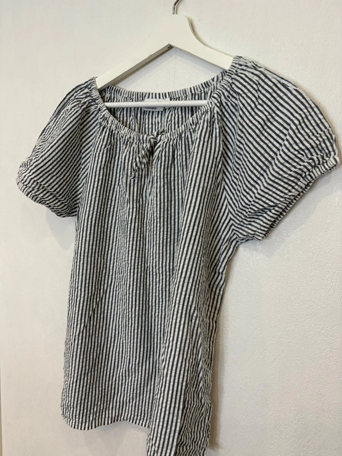 Randig blus med knyt i halsen - 1