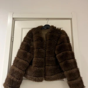 Brun pälsjacka från Gina Tricot - Säljer en brun pälsjacka från Gina Tricot i storlek L, passar M lika bra. Helt ny! 