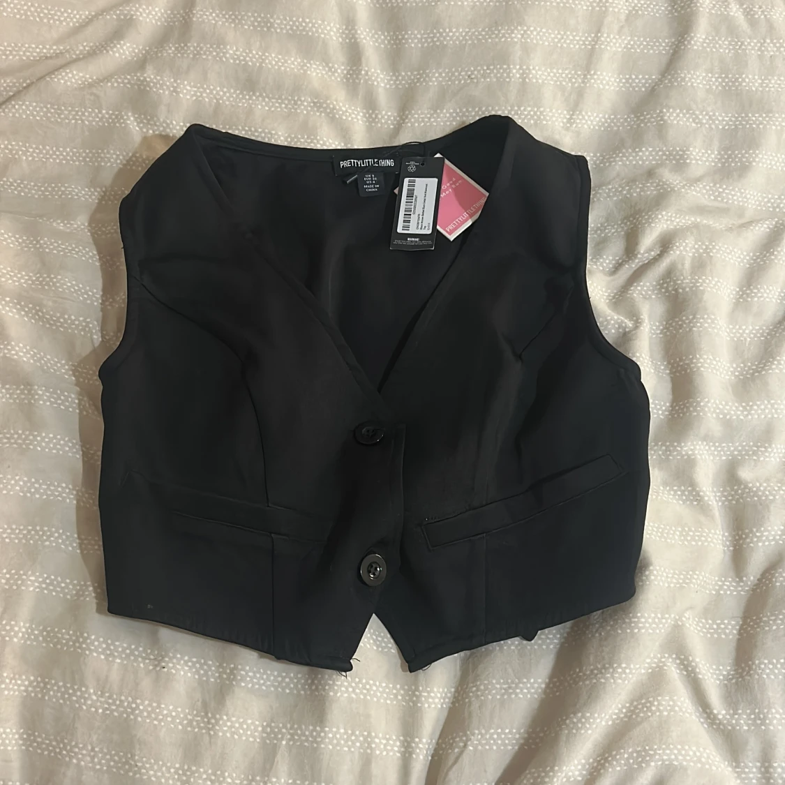 Svart väst med bälte från PrettyLittleThing