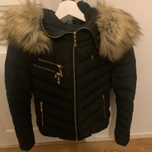 Hollies jacka - Säljer min Hollies jacka i modellen chatel. Storlek 34. Leopard mönster inuti. Använd endast en vinter så jätte fint skick. Svart pälskrage ingår. Köpt för 3298kr 🤍