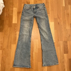 Low waist Bootcut jeans från H&M Divided, ljusblå - Säljer ett par ljusblå bootcut jeans från H&M Divided i storlek 36. De är stretchiga så passar många kroppsformer. Jeansen är i jätte fint skick men har lite lite nedtrampat på ena benets ände bara att fårga om bild!! Pris går alltid att diskutera❤️