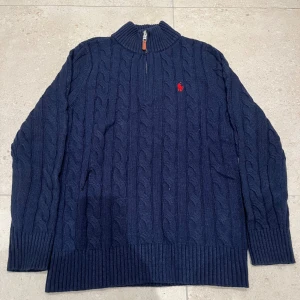 Polo Ralph lauren zip up - Säljer en stilren stickad half zip tröja ifrån Polo Ralph lauren. Tröjan är aldrig använd. Skriv för mer bilder eller information.😁