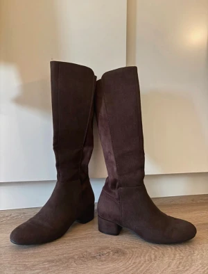 Mocha stövlar från DinSko - Storlek 38, använda 1 gång , därav i nyskick!!🤎 Klackhöjd: 4 cm Skaftvidd: 40.0 cm. Skriv vid funderingar ✨