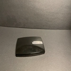 Isadora Perfect Powder Blusher Peach - Snygg rouge från Isadora i färgen 13 Perfect Peach. Kommer i en svart kompakt dosa med spegel och medföljande borste. Rougen har en persikotonad nyans som ger fräsch färg till kinderna. Puderkonsistens och parfymfri formula.